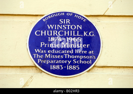 Une plaque bleue célébrant l'endroit où Sir Winston Churchill est allé à l'école préparatoire de Lansdowne Road Hove, Royaume-Uni Banque D'Images