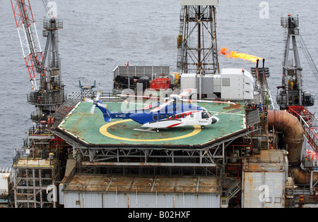 Un Bristows hélicoptère S-92 sur le helideck d'une plate-forme pétrolière en mer du Nord au large des côtes du nord-est de l'Ecosse Banque D'Images