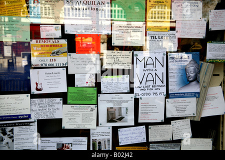 Annonces dans les marchands de fenêtre dans Londres Banque D'Images