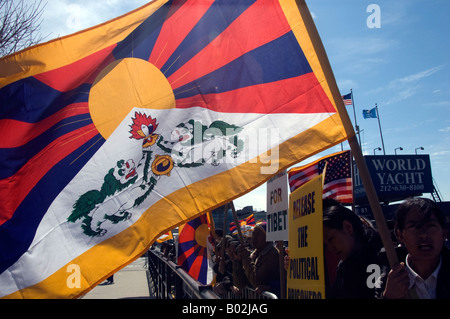 Les tibétains expriment leur mécontentement à propos de l'auteur présumé de l'occupation chinoise du Tibet Banque D'Images