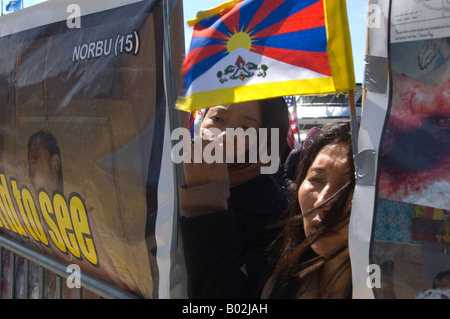 Les tibétains expriment leur mécontentement à propos de l'auteur présumé de l'occupation chinoise du Tibet Banque D'Images