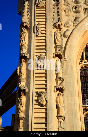 Détail de l'ouest avant de l'abbaye de Bath, montrant l'échelle de Jacob, les justes ascension au ciel. Bath, Somerset, Angleterre Banque D'Images