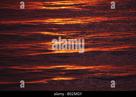 Coucher de soleil dans la mer Tyrrhénienne, Parc National du Circeo Italie Banque D'Images