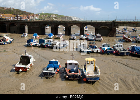 Le port de Folkestone, Kent, Angleterre, à marée basse, montrant le viaduc ferroviaire. Banque D'Images