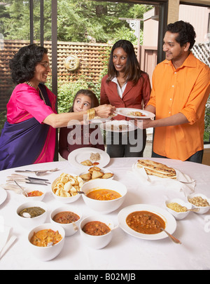 Famille indienne at dinner table Banque D'Images