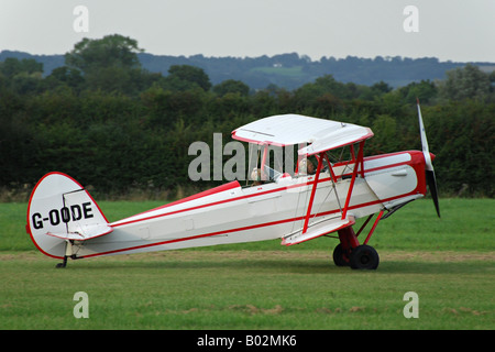Stampe SV4C G-OODE taxis d'aéronefs à Headcorn (Lashenden) aérodrome. Banque D'Images