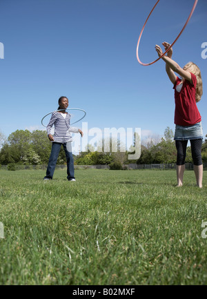 Multi-ethnic girls Playing with hula hoops Banque D'Images