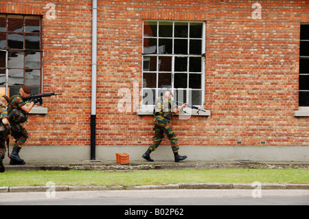 Soldats belges en patrouille autour d'un bâtiment suspect. Banque D'Images