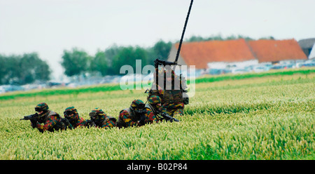 La scène belge paracommandos entrant lors d'une évacuation d'une séance de formation. Banque D'Images