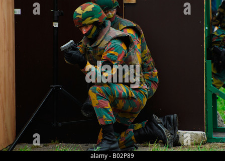 La scène belge paracommandos entrant lors d'une évacuation d'une séance de formation. Banque D'Images