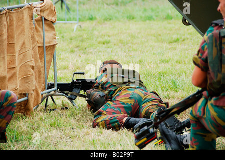 Un soldat de l'armée belge sur la protection à l'aide de son fusil FN Minimi. Banque D'Images