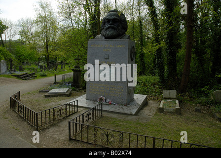 La Tombe de Karl Marx dans le Cimetière de Highgate Highgate London UK Banque D'Images