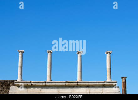 Quatre colonnes ioniques blanc au forum de Pompéi, Italie Banque D'Images