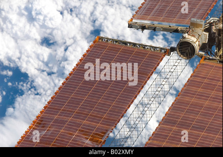 Une vue rapprochée des panneaux solaires sur la Station spatiale internationale. Banque D'Images