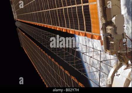 Un panneau solaire sur la Station spatiale internationale. Banque D'Images