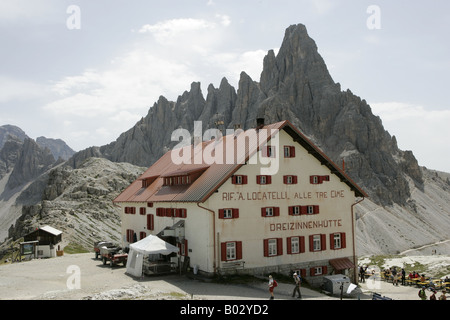 Locatelli refuge Lavaredo avec Tre Cime montagnes en arrière-plan. Banque D'Images