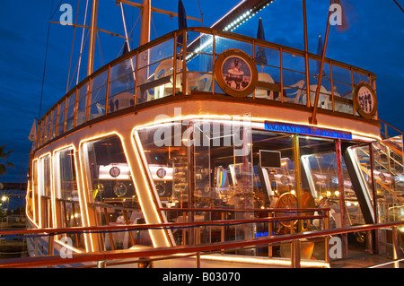 Le vagabond, un yacht une fois administré par les Beatles. Une attraction touristique comme un restaurant flottant à Funchal à Madère. L'yacht a coulé en 2013. Banque D'Images