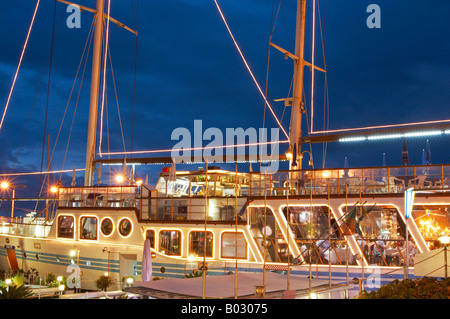 Le vagabond, un yacht une fois administré par les Beatles. Une attraction touristique comme un restaurant flottant à Funchal à Madère. L'yacht a coulé en 2013. Banque D'Images