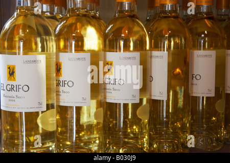 Lanzarote : 'produits localement El Grifo" Vin Blanc sec sur l'affichage dans la boutique du musée dans la région de La Geria. Banque D'Images