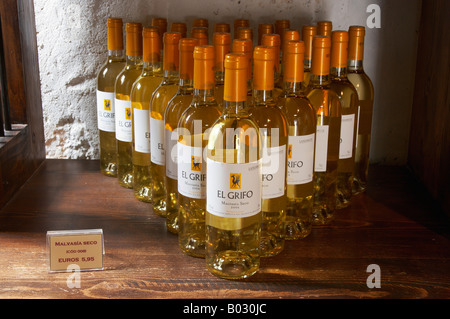 Lanzarote : 'produits localement El Grifo" Vin Blanc sec sur l'affichage dans la boutique du musée dans la région de La Geria. Banque D'Images