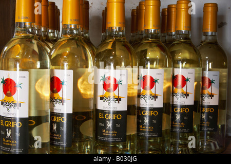 Lanzarote : 'El Grifo produits localement Semi' Vin blanc doux sur l'affichage dans la boutique du musée dans la région de La Geria. Banque D'Images