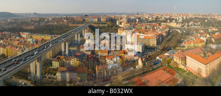 Un aperçu panoramique Photo 3 Vue aérienne de la zone centrale de Prague prises de près de la station de métro Vysehrad. Banque D'Images