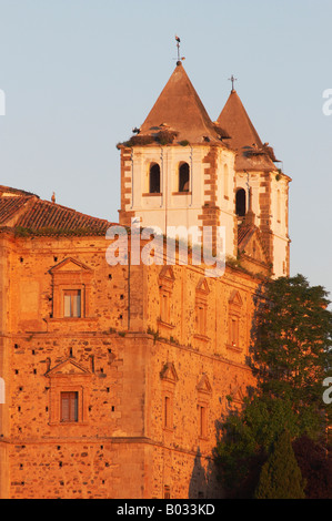 Caceres, cigognes blanches qui nichent sur le toit de l'Église Banque D'Images