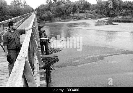 Un homme fait remarquer à la Platte River dans la région de Kearney, Nebraska, USA. Banque D'Images