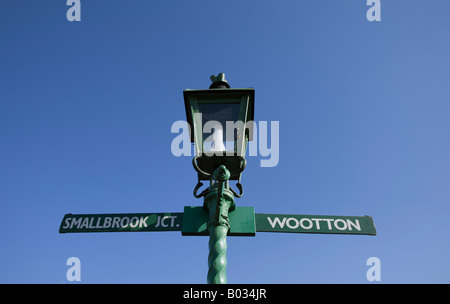 Un lampadaire sur la plate-forme de chemin de fer à vapeur de la rue Paradis, l'île de Wight Banque D'Images