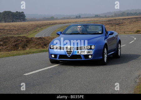 2008 Alfa Romeo Spyder conduisant à New Forest Banque D'Images