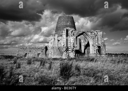 Le reste de la porterie de l'ancien site de l'abbaye de St Benets sur les Norfolk Broads Banque D'Images