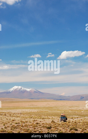 Jeep roulant dans paysage spectaculaire Altiplano Bolivie Amérique du Sud Banque D'Images