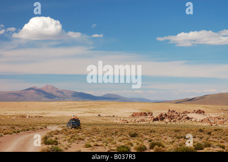 Jeep roulant dans paysage spectaculaire Altiplano Bolivie Amérique du Sud Banque D'Images