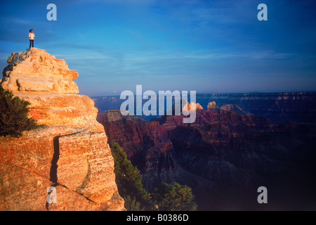 Syndicat debout sur Bright Angel Point le long de North Rim du Grand Canyon au coucher du soleil la lumière Banque D'Images