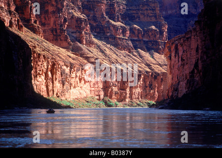 Dory bateau flottant vers le bas du fleuve du Colorado à travers les murs intérieurs et les ombres du Grand Canyon ci-dessous bouleversé Rapid Banque D'Images