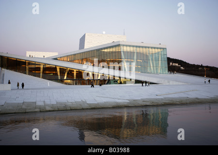 La réflexion sur l'Opéra d'Oslo fjord d'oslo au coucher du soleil Banque D'Images