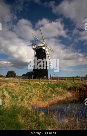 Récemment restauré le moulin sur le bras Berney Marais Halvergate, Norfolk Broads Banque D'Images