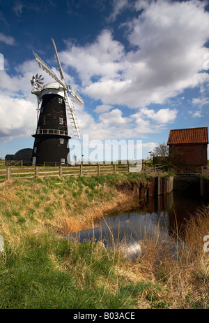 Récemment restauré le moulin sur le bras Berney Marais Halvergate, Norfolk Broads Banque D'Images