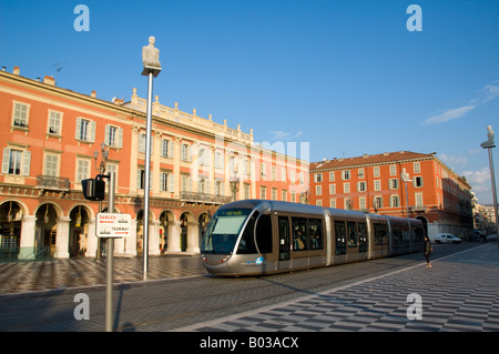 Un tram train dans le centre-ville de Nice, en France Banque D'Images