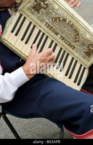 Close up of mans mains jouant accordéon orné pour les touristes à la place du marché médiévale Rynek Glowny Krakow Pologne Europe de l'Est Banque D'Images