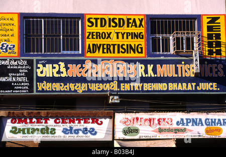 L'Inde Gujerat Bhuj gujarati et l'anglais la langue shop signs Banque D'Images