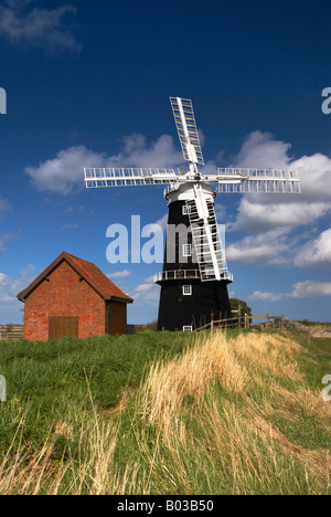 Récemment restauré le moulin sur le bras Berney Marais Halvergate, Norfolk Broads Banque D'Images