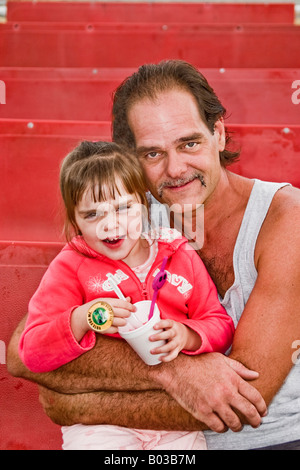 L'homme et sa jeune fille se faisant passer pour un juste dans le Connecticut USA Parution Modèle Banque D'Images