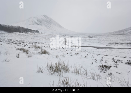 Neige fraîche sur Rannoch Moor dans le col de montagne de Glen Coe dans les Highlands écossais Banque D'Images