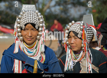 Deux femmes Akha hill tribe Mai Salong Province de Chiang Rai dans le Nord de la Thaïlande Banque D'Images