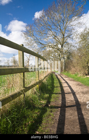 Sentier public longeant l'église St Mary et les vestiges de la Muraille Romaine à Silchester Hampshire Banque D'Images