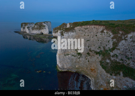 Blue view calme de Old Harry Rocks dans le Dorset, en Angleterre qui font partie de la Côte Jurassique, site du patrimoine mondial Banque D'Images