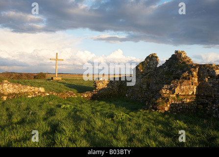 Croix et vestiges de l'ancien site de l'abbaye St Benets sur les Norfolk Broads Banque D'Images