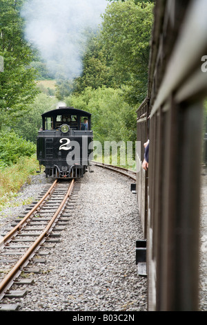 Locomotive tirant sur les voitures de chemin de fer de montagne Brecon au Pays de Galles Banque D'Images