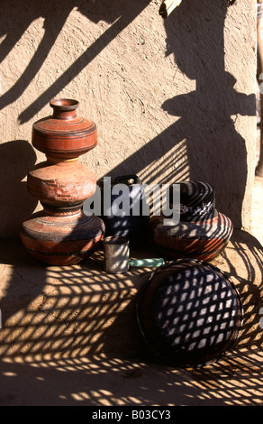 L'Inde Rann de Kutch Gujerat Banni salon Harijan intouchable en pots d'eau du village de l'ombre pommelé Banque D'Images